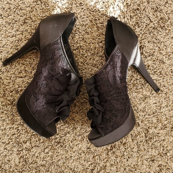 SHOES - Picture 3 of 4